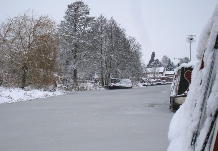 Boats iced in  - Cropredy, January 2010